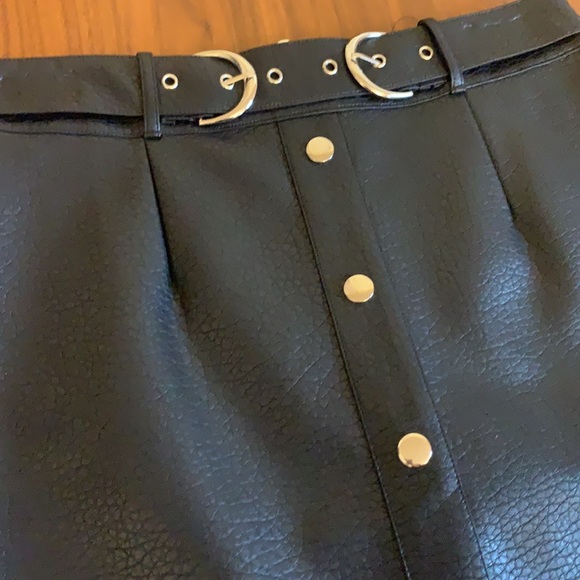 Pleather mini skirt with buckle - Picture 2 of 2